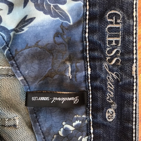 Guess jeans. Daredevil skinny fit. Grommets, distress, embroidery. Size 28 - Picture 10 of 16